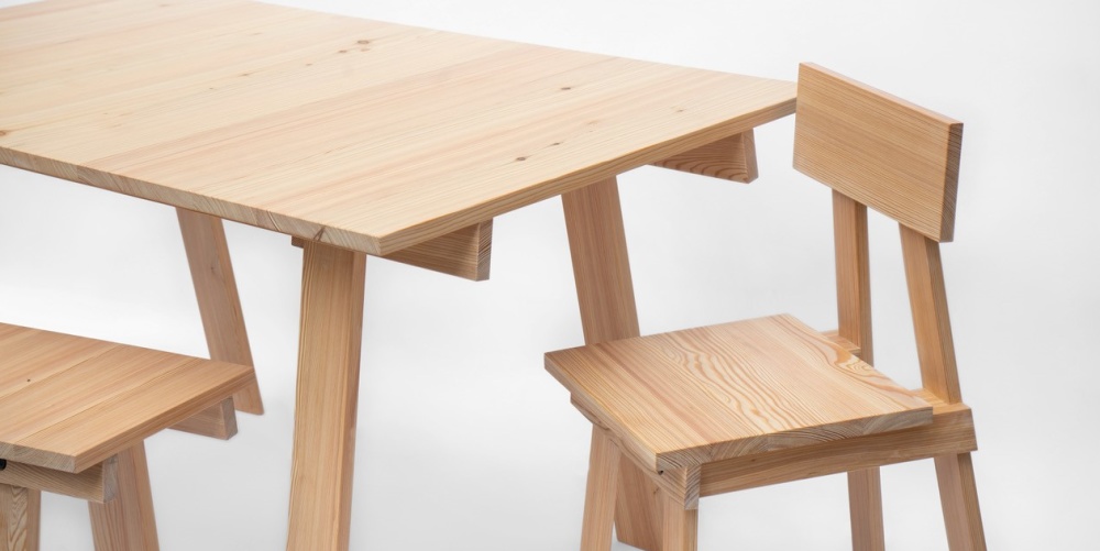 Ein Tisch und ein Stuhl aus Holz