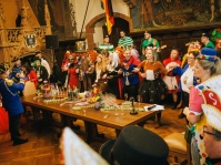 Bunt verkleidete Personen hinter dem geschmückten Trautisch im Rathausfestaaal