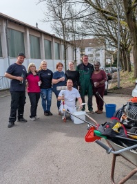 GMS Team posiert vor Müll