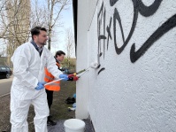 OB überstreicht Graffiti an der Turnhalle am Jahnplatz
