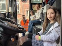 Ein Highlight zum Picobello-Auftakt: Schülerinnen und Schüler im Müllwagen des Zentralen Kommunalen Entsorgungsbetriebs (ZKE)