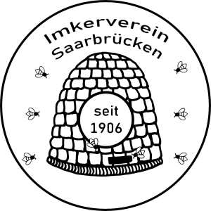 Das Logo zeigt einen gezeichneten Bienenstock in Schwarz-weiß. Darin befindet sich ein Kreis, in dem steht "seit 1906". Um und auf dem Bienenstock sieht man mehrere, gezeichnete Bienen. Über dem Bienenstock ist zu lesen: "Imkerverein Saarbrücken". Das Logo zeigt einen gezeichneten Bienenstock in Schwarz-weiß. Darin befindet sich ein Kreis, in dem steht "seit 1906". Um und auf dem Bienenstock sieht man mehrere, gezeichnete Bienen. Über dem Bienenstock ist zu lesen: "Imkerverein Saarbrücken".