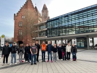 Telekom Azubis putzen und machen in der Innenstadt sauber