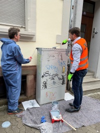 Reinungung eines Kabelverteilerkastens mit OB Conradt