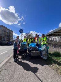 Picobello 2025: Gruppenfoto mit mehreren Mitgliedern der Bürgerinitiative Dudewiler - im vordergrund gesammelter Müll