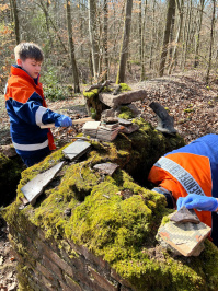 Picobello 2025: Kinder der Jugendfeuerwehr im Gersweiler Wald beim Müll sammeln