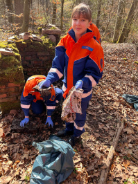 Picobello 2025: Picobello 2025: Kinder der Jugendfeuerwehr im Gersweiler Wald beim Müll sammeln