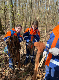 Picobello 2025: Mitglieder der Jugendfeuerwehr beim Müll sammeln