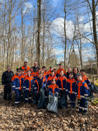 Picobello 2025: Gruppenfoto der Jugendfeuerwehr Gersweiler im Wald