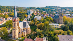 Stadtansicht mit zwei großen Kirchen