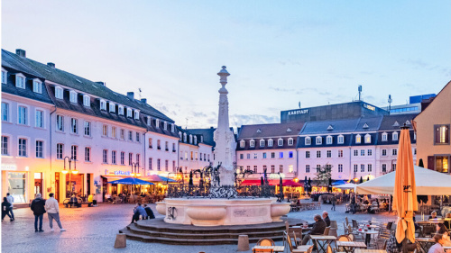 Marktplatz mit Brunnen und Cafes