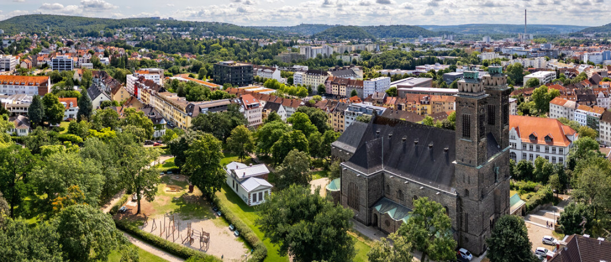 Alte dunkle Kirche in der Stadt