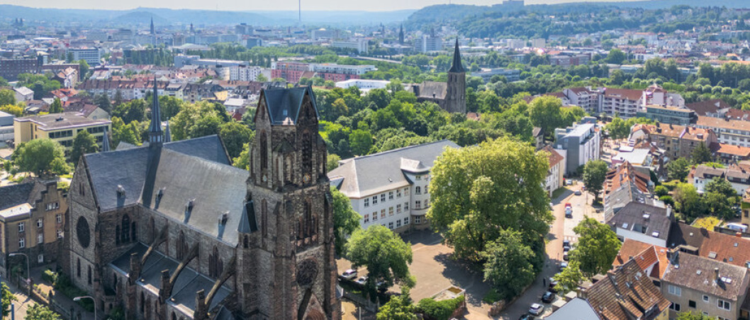 Ansicht über Stadt mit zwei Kirchen