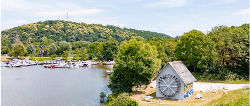 Kleines Gebäude am Wasser mit Booten im Hintergund