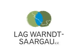 Zwei grüne sich schneidende Kreise mit einer wackeligen weißen Linie, darunter der Text: LAG Warndt-Saargau e.V.