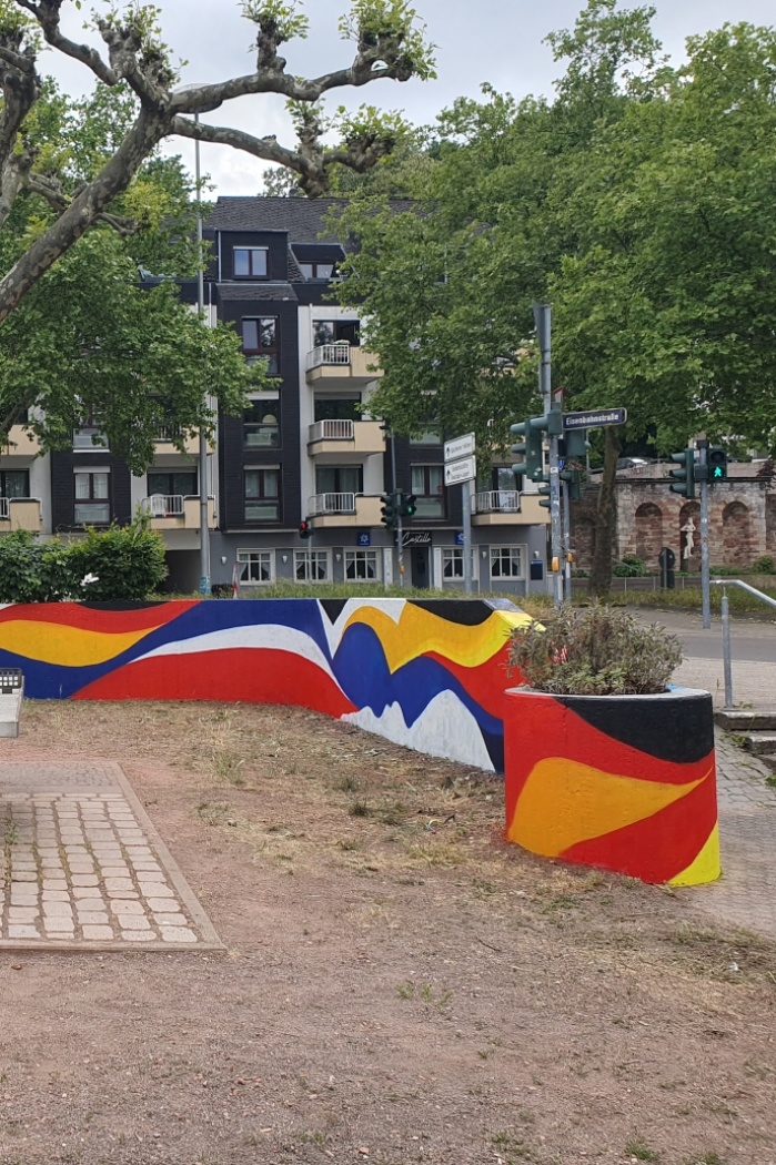 Mauern vor einer Tischtennisplatte in den Flaggenfarben von Frankreich und Deutschland