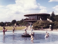 Planschbecken mit Blick zur Gastronomie im Schwarzenbergbad um 1960