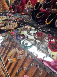 Handgemachte Armbänder und Ketten