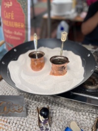 Arabischer Kaffee - Zubereitung auf heißem Sand 