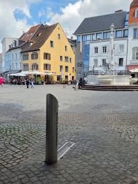 Trinkwasserbrunnen am St. Johanner Markt im Vordergrund Trinkwasserbrunnen, im Hintergrund der Marktbrunnen (weiß)