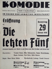 Plakat zur Eröffnung des Theaters KOMÖDIE im Haus der Arbeiterwohlfahrt, Warndtstraße 11 (heute Hohenzollernstraße) am 29. Februar 1948. Aufgeführt wurde die Kriminalkomödie „Die letzten Fünf“.