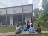 Kinder lernen spielerisch deutsch während des Sprachcamps