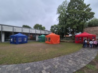 Kinder lernen spielerisch deutsch während des Sprachcamps