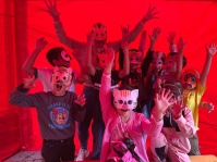 Kinder lernen spielerisch deutsch während des Sprachcamps