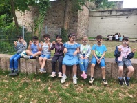 Kinder lernen spielerisch deutsch während des Sprachcamps