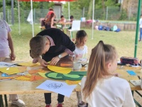 Kinder gestalten Kunstwerke während des Sprachcamps