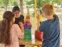 Kinder gestalten Kunstwerke während des Sprachcamps