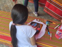 Kinder gestalten Kunstwerke während des Sprachcamps