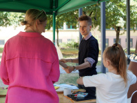 Kinder gestalten Kunstwerke während des Sprachcamps