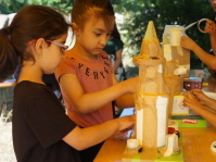 Kinder gestalten Kunstwerke während des Sprachcamps