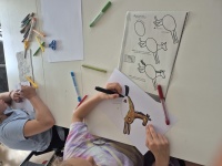 Kinder gestalten ein Kamishibai im Kultur- und Lesetreff