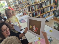 Kinder gestalten ein Kamishibai im Kultur- und Lesetreff