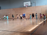 Kinder machen Sport während des Sprachcamps