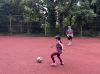 Kinder machen Sport während des Sprachcamps