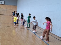 Kinder machen Sport während des Sprachcamps