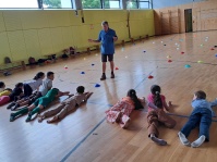 Kinder machen Sport während des Sprachcamps