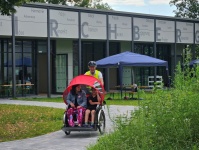 Rikscha mit Kindern und Fahrern