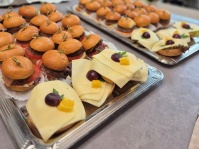 Tabletts mit belegten Brötchen