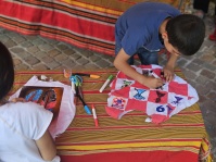 Kinder gestalten Kunstwerke während des Sprachcamps