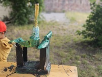 Kinder gestalten Kunstwerke während des Sprachcamps