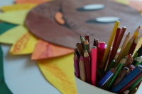 Kinder gestalten Kunstwerke während des Sprachcamps