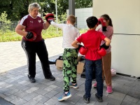 Boxtrainerin mit Kindern