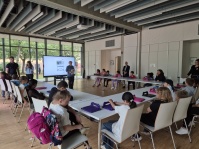 Kinder programmieren mit Dozenten an Tablets