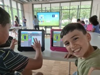 Kinder programmieren mit Dozenten an Tablets