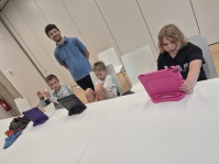 Kinder programmieren mit Dozenten an Tablets