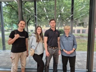 Kinder programmieren mit Dozenten an Tablets